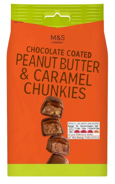 Marks & Spencer Tej- és étcsokoládé mogyoróvajjal, pörkölt mogyoródarabokkal és karamellel töltve